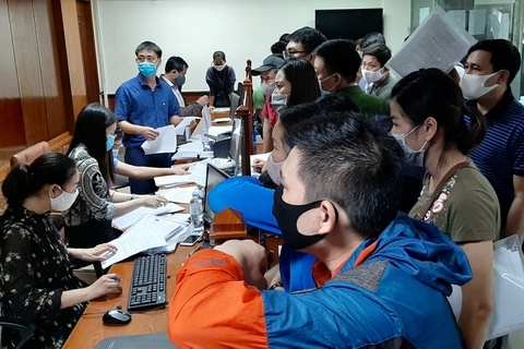 Hàng trăm người chen chúc làm giấy xác nhận ra vào Hải Phòng