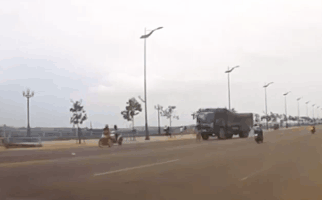 Xe tải drift "cháy lốp" cứu mạng người đàn ông đi xe đạp