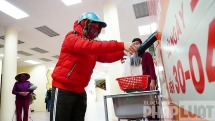 Dân Hà Nội đội mưa đến "ATM gạo" miễn phí thứ 2