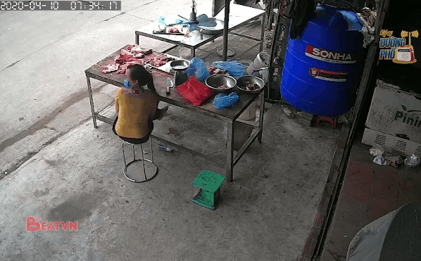 Thót tim cảnh xe máy lao thẳng vào quầy thịt