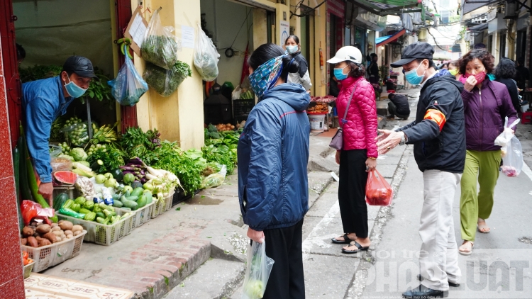 cho pho co ha noi ke vach cach 2m khong ban cho nguoi vuot rao