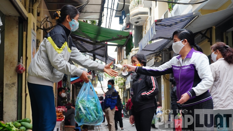 cho pho co ha noi ke vach cach 2m khong ban cho nguoi vuot rao