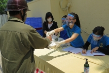 UBND quận phát suất ăn miễn phí cho người khó khăn