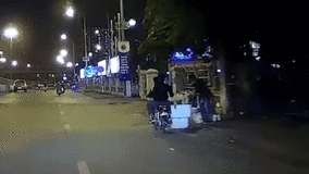 Hai thanh niên đi xe máy cướp bánh mì trong đêm