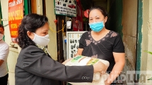 Phường Hàng Gai phát hơn 3 tấn gạo tới từng hộ dân