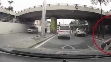 Xe máy thiếu quan sát tông mạnh vào đuôi ô tô