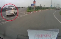 Xe biển xanh đi lùi trên cao tốc Nội Bài - Hạ Long