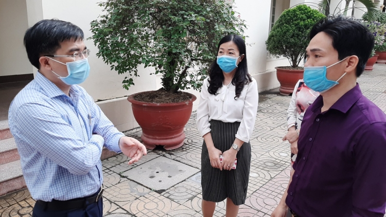 giao vien chay qua chay lai day hoc vi lop chia lam 2