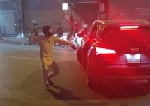 Sau va chạm giao thông, 2 bên gọi người đến hỗn chiến