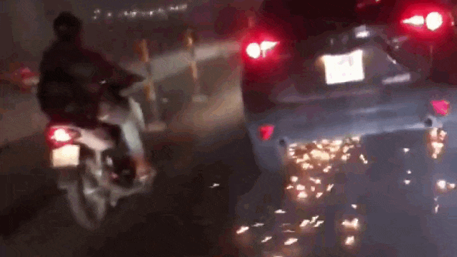 Tài xế xe Mazda gây tai nạn rồi kéo lê xe đạp điện tóe lửa