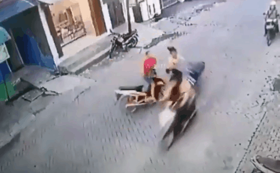 Xe máy húc nhau chưa kịp ngã 2 thanh niên đã lao vào ẩu đả