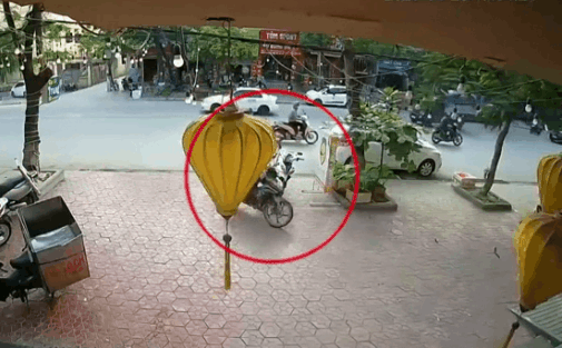 Nam sinh trượt ngã khi chạy CSGT