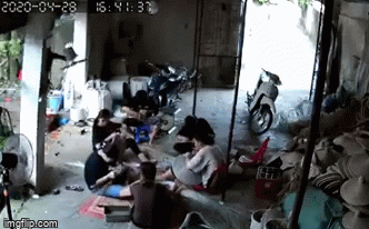 Cột nhà bất ngờ sập tạo hố sâu trên mặt đất