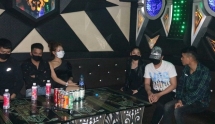 Quán karaoke ở Đồ Sơn đón hàng chục khách bất chấp lệnh cấm