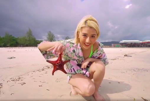 Hình ảnh của Quỳnh Anh Shyn chụp ảnh cùng sao biển Hình ảnh của Quỳnh Anh Shyn chụp ảnh cùng sao biển