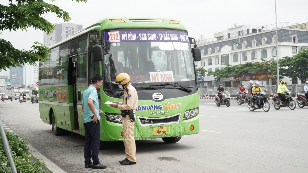 Xử phạt hàng loạt xe khách “vô tư” đón trả khách tại cầu Thăng Long