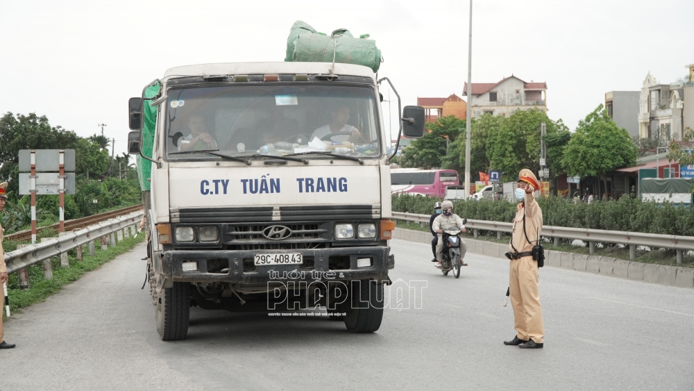 Chằng buộc không kỹ, tài xế 