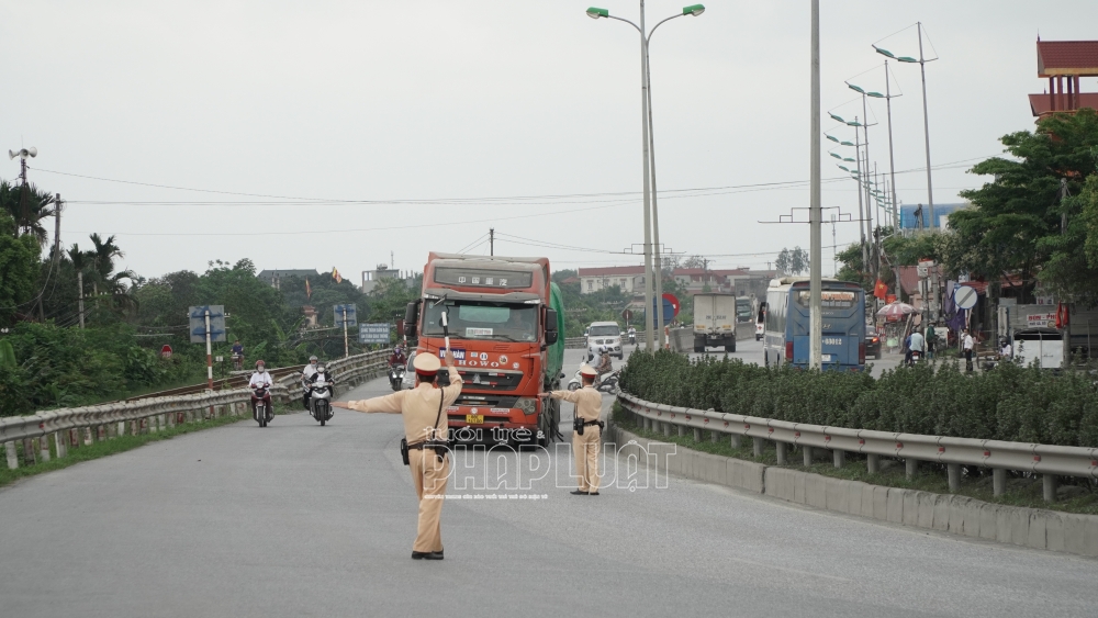 Chằng buộc không kỹ, tài xế 