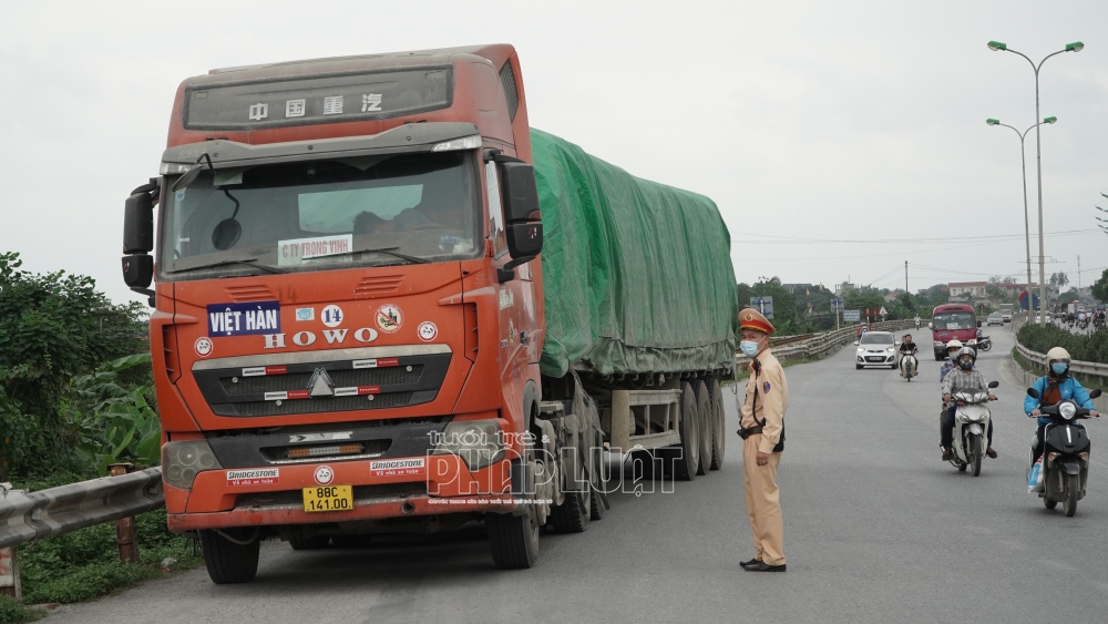 Chằng buộc không kỹ, tài xế 