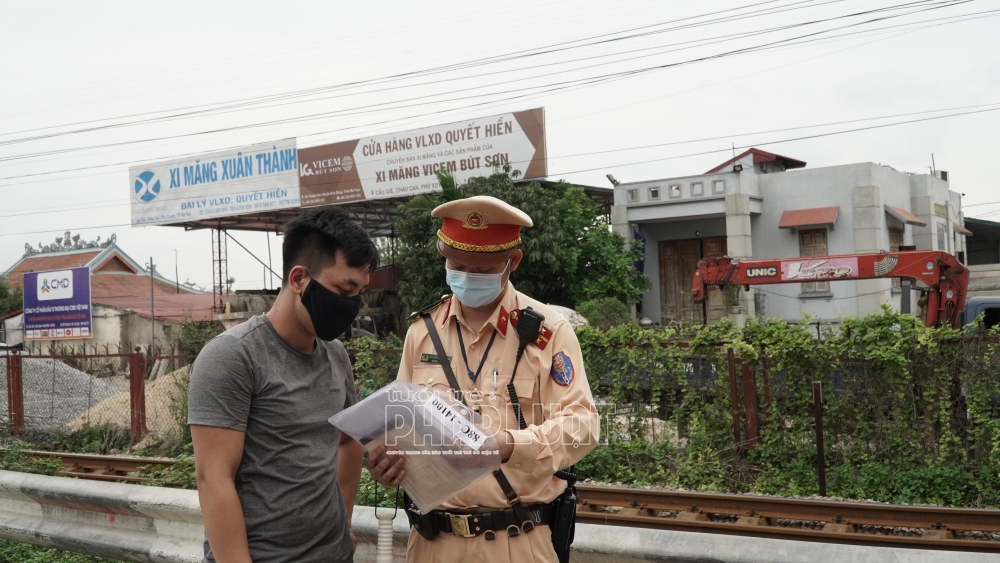 Chằng buộc không kỹ, tài xế 