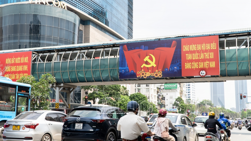 Đường Hà Nội rực đỏ áp phích cổ động trước ngày bầu cử