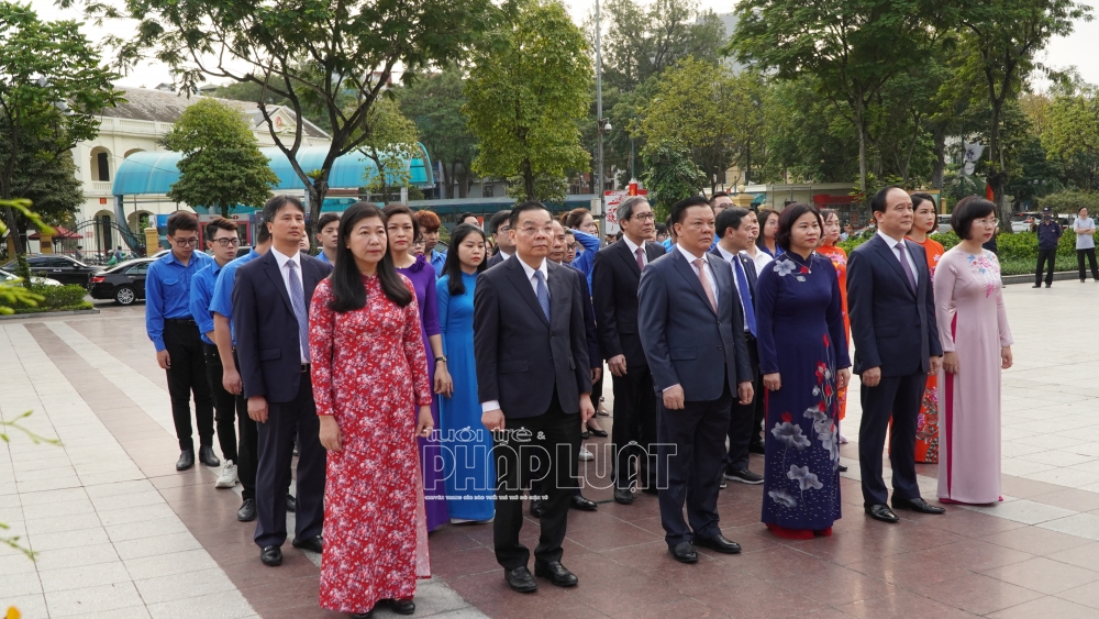 Đồng chí Đinh Tiến Dũng, Uỷ viên Bộ Chính trị, Bí thư Thành ủy Hà Nội dẫn đầu, đặt hoa tưởng nhớ lãnh tụ cộng sản V.I.Lênin