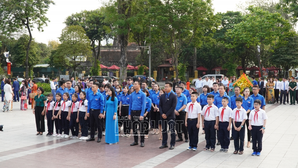 Đoàn đại biểu Tuổi trẻ Thủ đô do đồng chí Chu Hồng Minh, Thành ủy viên, Bí thư Thành đoàn Hà Nội dẫn đầu đặt hoa tưởng nhớ tại Vườn hoa Chi Lăng