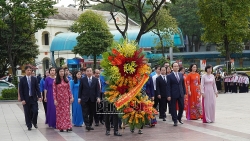 ha noi lanh dao thanh pho dang hoa ky niem 151 nam ngay sinh vilenin