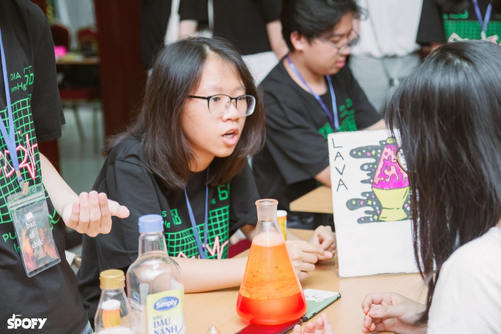 Các thí nghiệm khoa học thú vị như Băng nóng, Núi lửa phun trào,...