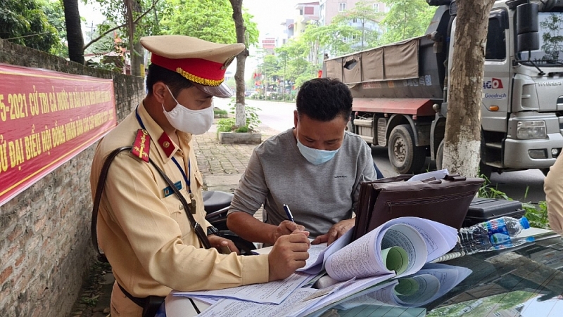 Xe tải chở vật liệu rơi vãi, lái xe “đá” sang lỗi “không nháy đèn”