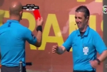 Trọng tài biên nhận thẻ đỏ vì nhu cầu tế nhị