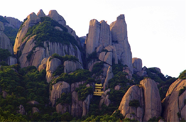Ngỡ ngàng ngôi đền nặng 100 tấn nằm cheo leo giữa 2 đỉnh núi