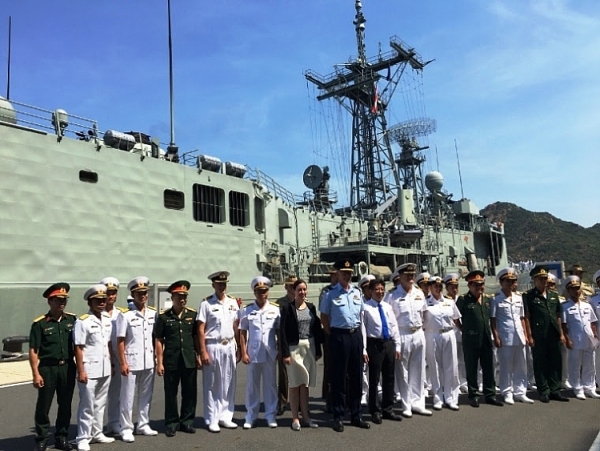 hai tau hai quan australia mang theo 800 thuy thu den viet nam