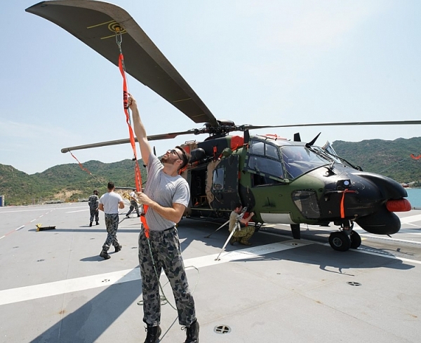 hai tau hai quan australia mang theo 800 thuy thu den viet nam