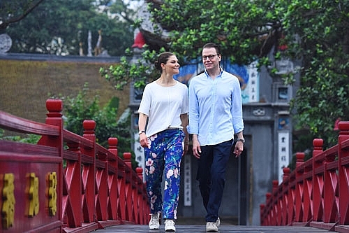 Công chúa kế vị Thụy Điển tập thể dục, đi dạo ở Hồ Gươm cong chua ke vi thuy dien tap the duc di dao o ho guom