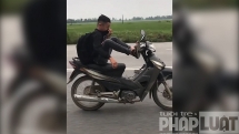 Thanh niên chạy xe tốc độ cao bằng hai chân trên quốc lộ