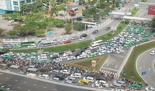 tp hcm lan song xanh giup xe tu san bay ve q1 khong dinh den do