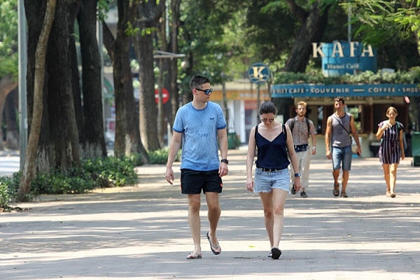 ha noi gan 60 do nong nhu do lua pho di bo vang hon ngay tet