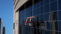 Robot treo mình lau kính cao ốc nhanh gấp 10 lần con người
