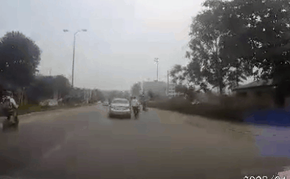 Xe ô tô con bất ngờ dừng giữa đường để đón người