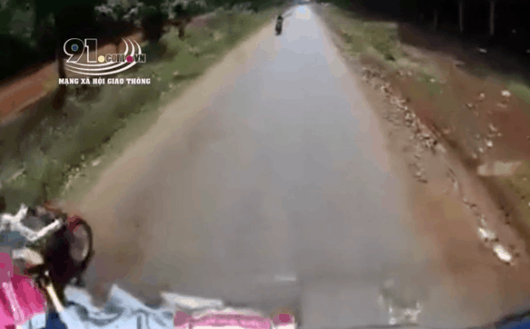 Vượt ẩu tông trúng xe máy, cô gái may mắn thoát nạn