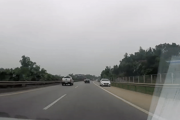 3 ô tô chạy ngược chiều trên cao tốc