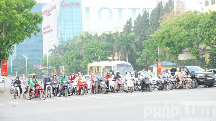 duong pho ha noi nhon nhip tro lai sau ky nghi dai