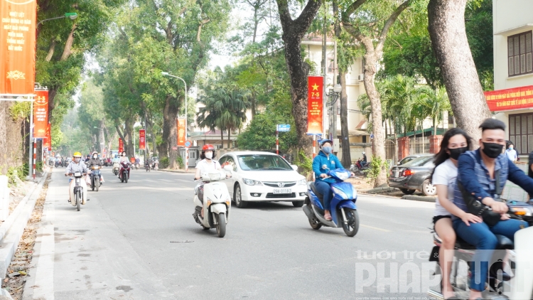 duong pho ha noi nhon nhip tro lai sau ky nghi dai