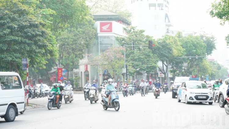 duong pho ha noi nhon nhip tro lai sau ky nghi dai