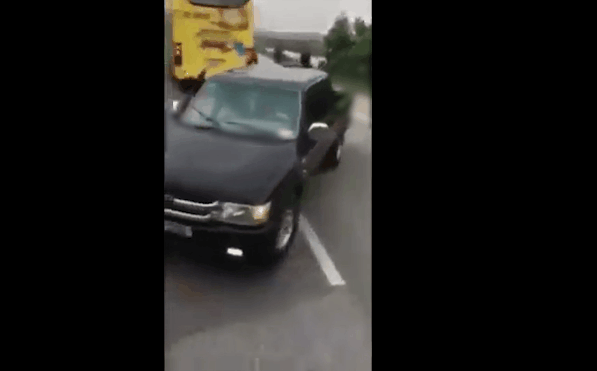 Nhóm người chặn đầu xe đòi "nhả" toàn bộ khách