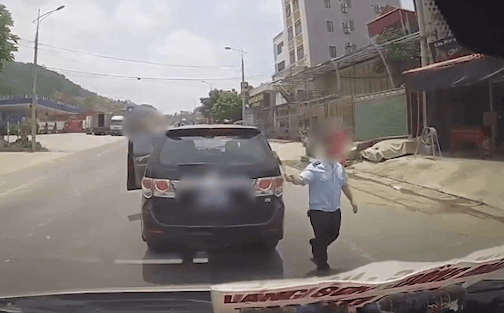 Xe biển xanh chặn đường xe khách giữa quốc lộ