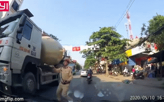 Thanh niên chạy xe máy "thông chốt" tông trực diện CSGT