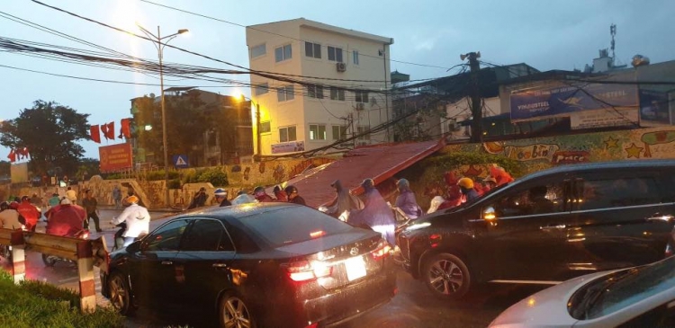 gio cuon mai ton khung bay ra giua duong yen phu