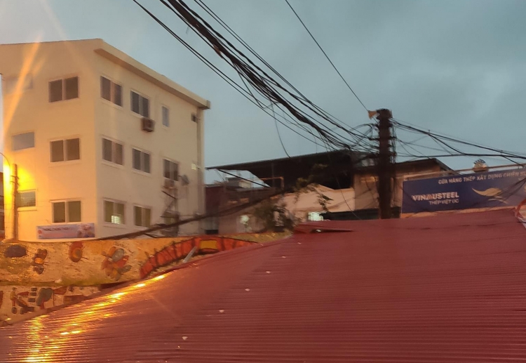 gio cuon mai ton khung bay ra giua duong yen phu